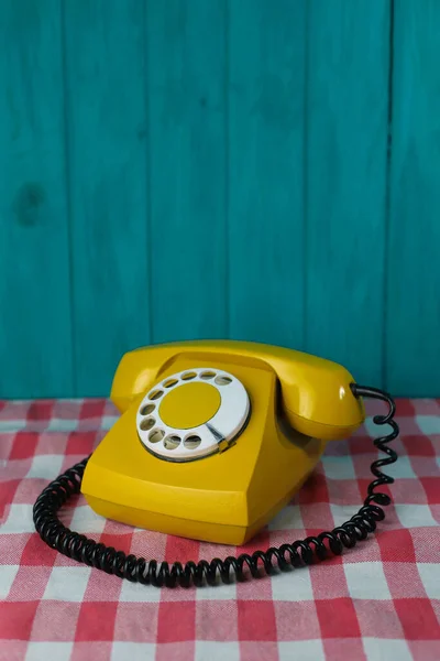 Żółty Telefon Retro Białym Dyskiem Czarnymi Numerami Oraz Dłoń Odbiornikiem — Zdjęcie stockowe