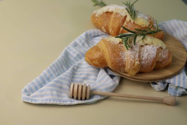 Hafif arka planda greyfurtlu ve biberiyeli kruvasanın lezzetli kokulu kahvaltısı.