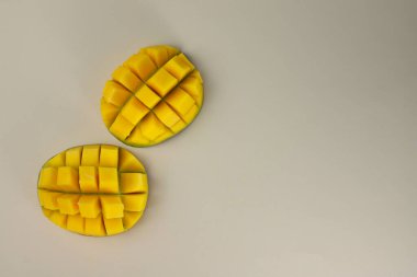 Açık bej arka planda vitamin açısından zengin taze tropikal mango. Ekran koruyucuları için kartpostallar işaretleri, yazıtları ve daha fazlasını kapsar.