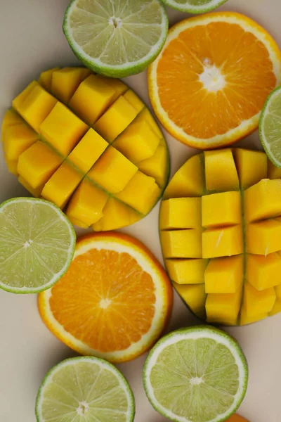 Turuncu Limon Greyfurt Açık Bej Arkaplanda Tropikal Mango Karışımı Sağlıklı — Stok fotoğraf