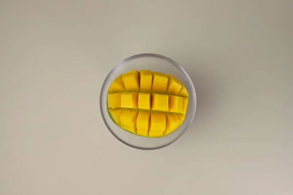 Jugoso Mango Tropical Fresco Sano Rico Vitaminas Sobre Fondo Beige — Foto de Stock