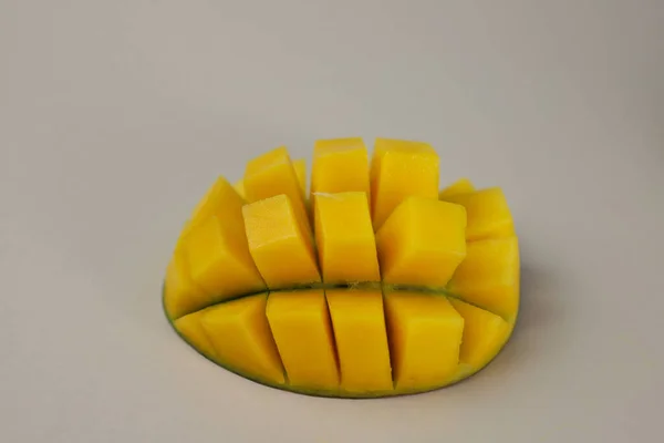 Jugoso Mango Tropical Fresco Sano Rico Vitaminas Sobre Fondo Beige —  Fotos de Stock