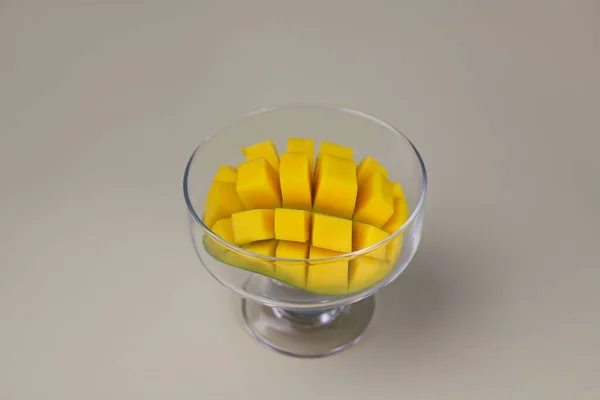 Saftige Gesunde Frische Tropische Mango Reich Vitaminen Auf Hellbeigem Hintergrund — Stockfoto