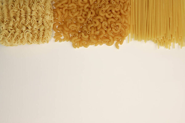 Durum пшеничной пасты в стакане на белом фоне. для баннеров, рекламы, брызг, этикеток и многое другое