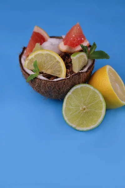 Gezond Kokosijs Met Citrusvruchten Limoen Citroen Grapefruit Een Kokosnoot Schil — Stockfoto