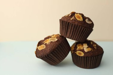 Hafif arka planda ceviz kokulu ev yapımı çikolatalı kek. pankartlar, kartpostallar, peçeteler, el ilanları, kartvizitler, ekran koruyucular, etiketler, vs..