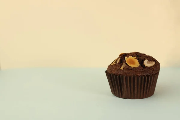 Parfumé Homemadechocolate Cupcake Avec Des Noix Sur Fond Clair Pour — Photo