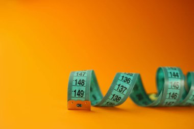 Parlak turuncu bir arka planda, mavi bir santimetre ve sulu bir portakal yatay ve dikey olarak. pankartlar, el ilanları, sıçrama ekranları, işaretler, etiketler, reklamlar, vs..