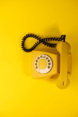 Parlak sarı bir arka planda sarı, parlak bir retro telefon. pankartlar, reklamlar, el ilanları, ekran koruyucular, kapaklar, davetiye kartları vs..