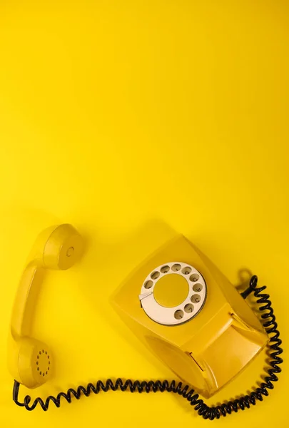 Желтый Яркий Ретро Телефон Ярко Желтом Фоне Баннеров Рекламных Объявлений — стоковое фото