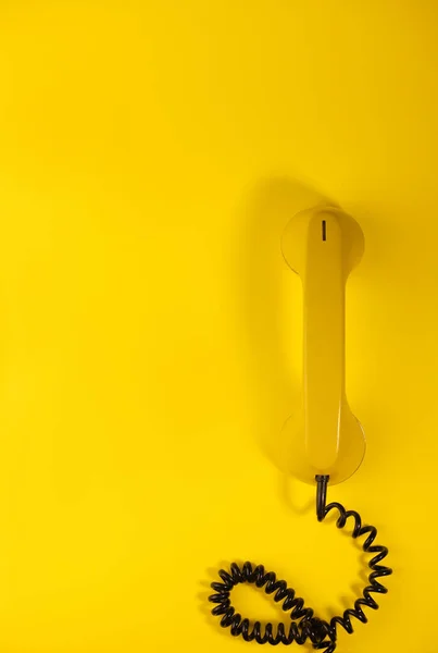 Sárga Fényes Retro Telefon Világos Sárga Háttérrel Bannerekhez Hirdetésekhez Szórólapokhoz — Stock Fotó