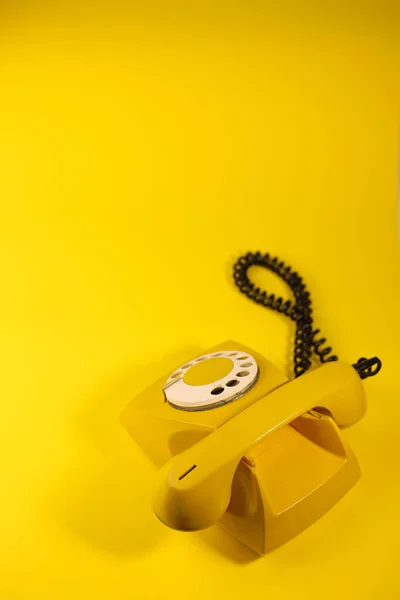 Giallo Brillante Telefono Retrò Uno Sfondo Giallo Brillante Banner Pubblicità — Foto Stock