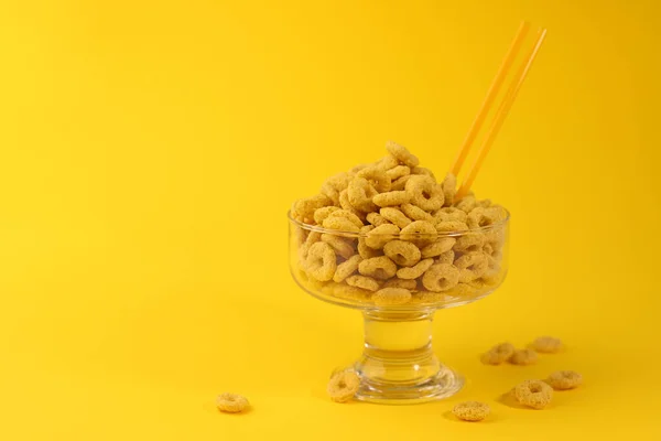 Kahvaltı Için Sağlıklı Mısır Gevrekleri Sarı Halkalar Şeklinde Parlak Sarı — Stok fotoğraf