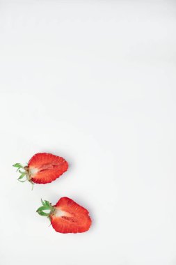 Lezzetli kokulu krepler, beyaz bir tabakta üçgen şeklinde katlanmış ve mavi arka planda lezzetli olgun çilekler, kırmızı kokulu kirazlar ve hindistan cevizi taneleriyle süslenmiş.