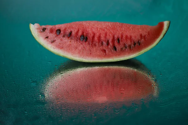 Reife Saftige Sommer Wassermelonenscheiben Mit Wassertropfen Auf Einer Nassen Spiegeloberfläche — Stockfoto