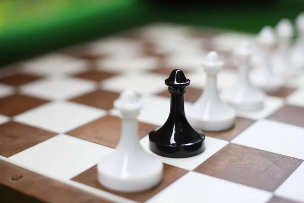 Білі Чорні Шахові Фігури Стоять Шахівниці Зеленому Штучному Газоні — стокове фото