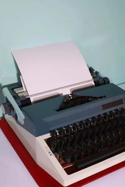 Пишущая Машинка Темно Сером Светло Сером Цвете Белым Листом Бумаги — стоковое фото