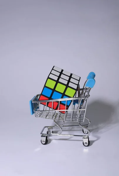 Механическая Головоломка Rubik Cube Металлической Корзине Светлом Фоне — стоковое фото