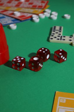 yeşil arka planda çeşitli masa oyunları, zar, domino, retro loto