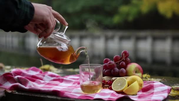 Video Herbst Aus Einer Durchsichtigen Teekanne Gießen Männerhände Gesunden Heißen — Stockvideo