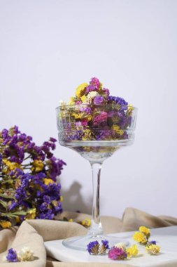 Bahar. Şeffaf bir bardakta farklı renkte çiçekler