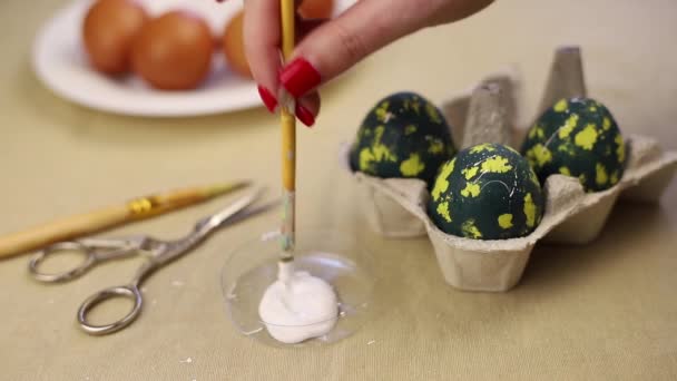 ビデオはイースターのための卵を着色する段階を示しています スペースエッグデザイン — ストック動画
