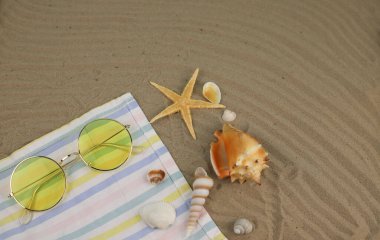 Kumda sarı yuvarlak güneş gözlüğü