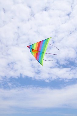 Gökyüzündeki gökkuşağının uçurtma çizgili renkleri. yaz
