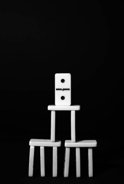 Mantıksal domino oyunu. Karanlık bir arka planda ışık dominoları