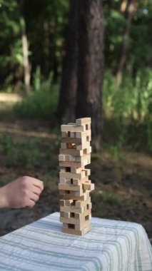 Jenga oyunu. Bir grup arkadaş ve aile için eğlenceli, mantıklı ve aktif bir oyun. Açık hava eğlencesi ve piknik