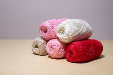 Açık arkaplanda farklı renkte iplikler örmek