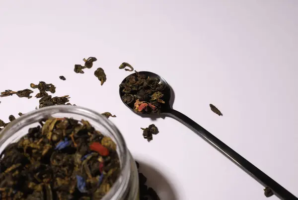 Çay. Beyaz arkaplanda kuru çay yaprakları
