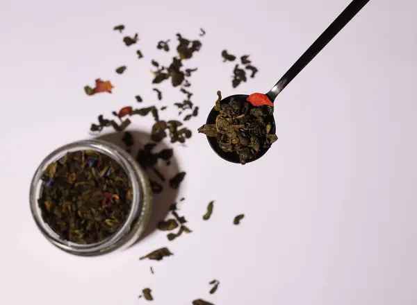 Çay. Beyaz arkaplanda kuru çay yaprakları