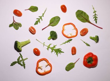 Beyaz arka planda taze ve sağlıklı sebzeler. biber, brokoli, roka, ıspanak, domates