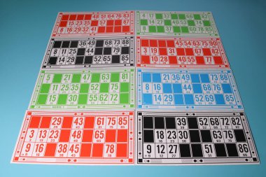 Bingo tahtası oyunu. Farklı renkte numaralar içeren kartlar