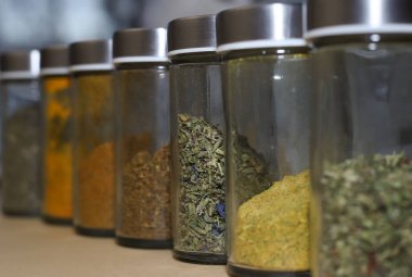 Cam kavanozlardaki farklı baharatlar. biber, biber, zerdeçal, kırmızı biber, kuru fesleğen ve diğerleri.