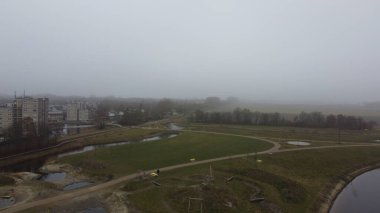 Şehir parkı sisli