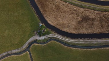 Nehrin tarlalardan ve yeşil otlardan akan havadan görünüşü.
