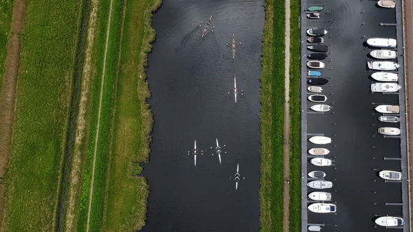 Hollanda 'nın Alkmaar kenti yakınlarında kürek çeken insanların hava görüntüsü