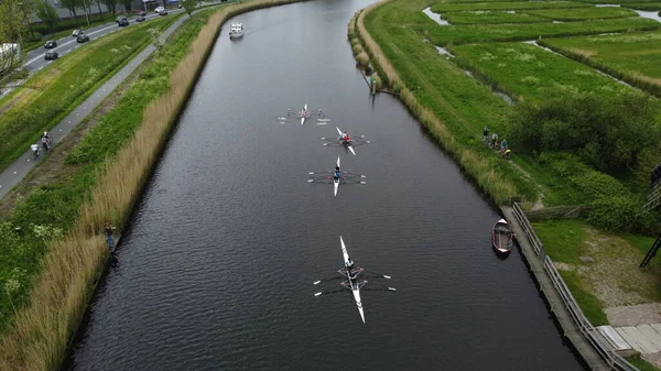 Hollanda 'nın Alkmaar kenti yakınlarında kürek çeken insanların hava görüntüsü