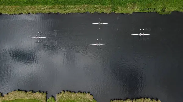 Kayıkla gölün drone görüntüsü