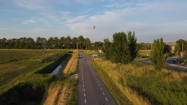 Şehirdeki bir yolun havadan görünüşü