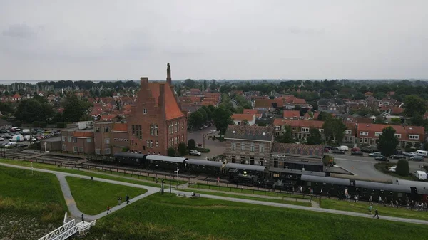 Eski şehrin manzarası ve bir buhar treni