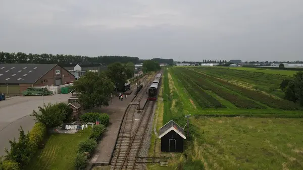 Hollanda 'daki tren istasyonunun hava görüntüsü.