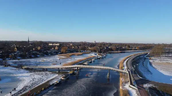 Köprüden canal dondurulmuş