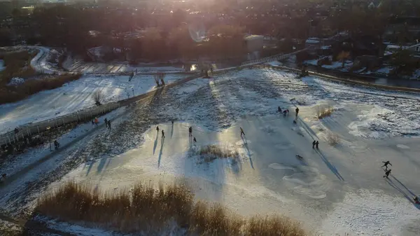 Donmuş bir gölün hava aracı görüntüsü