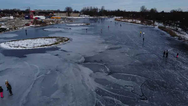Donmuş nehirli açık hava buz pateni pisti