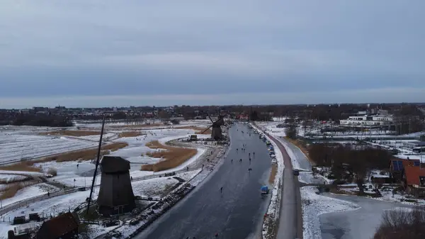 Kışın kırsal kesimde bir yol manzarası