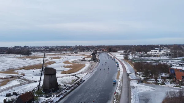 Rio 'daki köprünün tepesinden insansız hava aracı görüntüsü.
