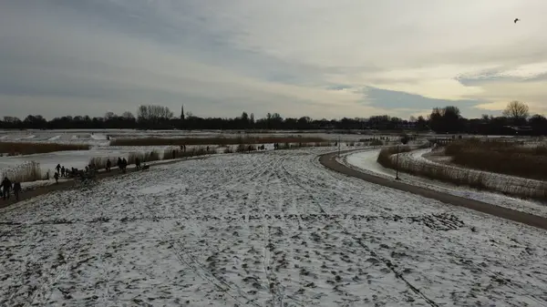 Karlı bir tarlanın güzel manzarası.